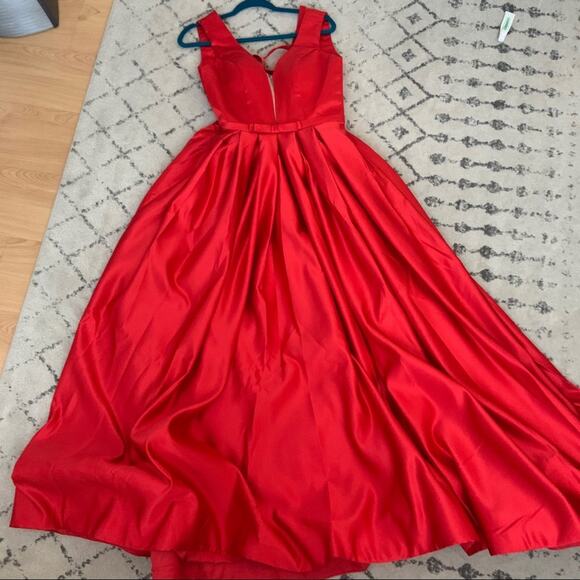Beautiful Long Red Dress - Picture 1 of 7